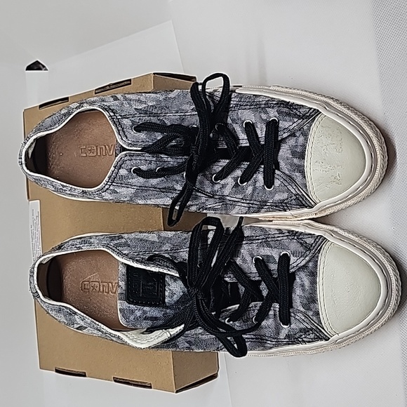 Converse Shoes in Men's Size 6 Women's Size 8 - Picture 2 of 6